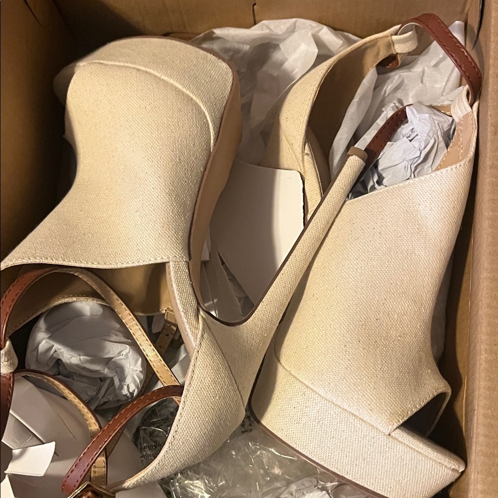 Shoe Dazzle Cream Platform Heels